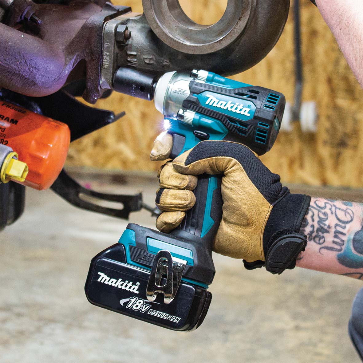 DTW300RTJ- 18V Brushless 1/2" Impact Wrench Kit