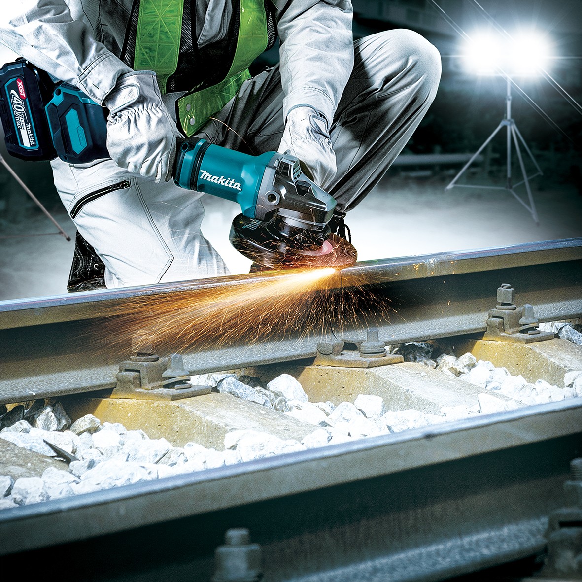 GA037GM201- 40V Max Brushless 180mm (7") Angle Grinder Kit