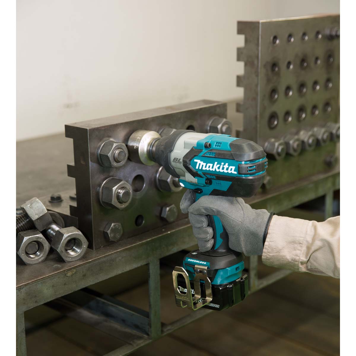 DTW1002Z-18V Mobile Brushless 1/2" Impact Wrench