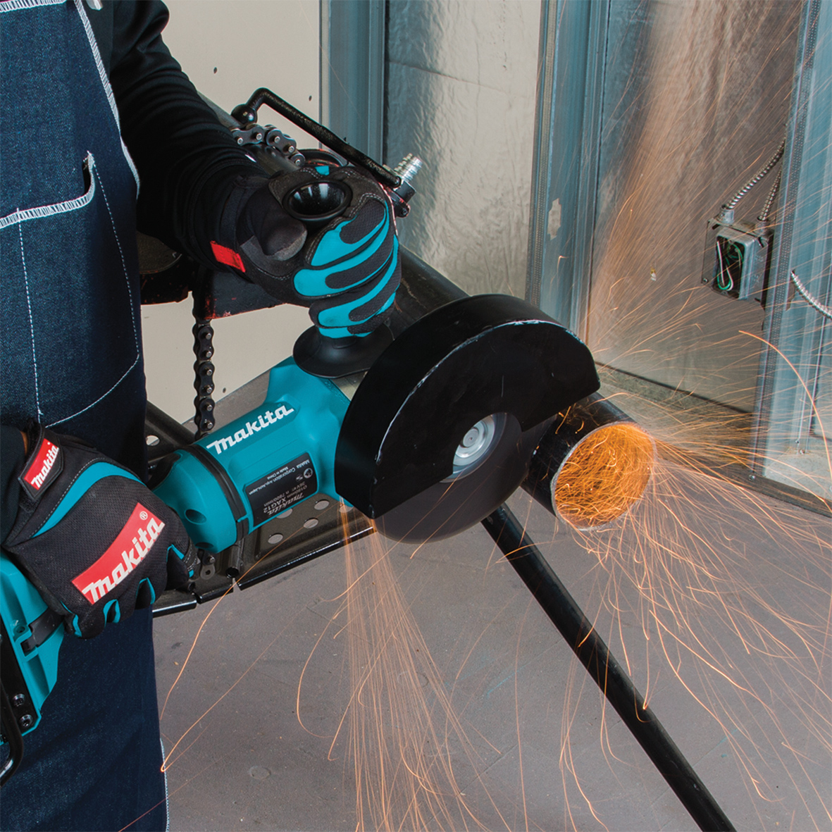 DGA901ZKU1-18Vx2 Mobile Brushless AWS 230mm (9") Angle Grinder