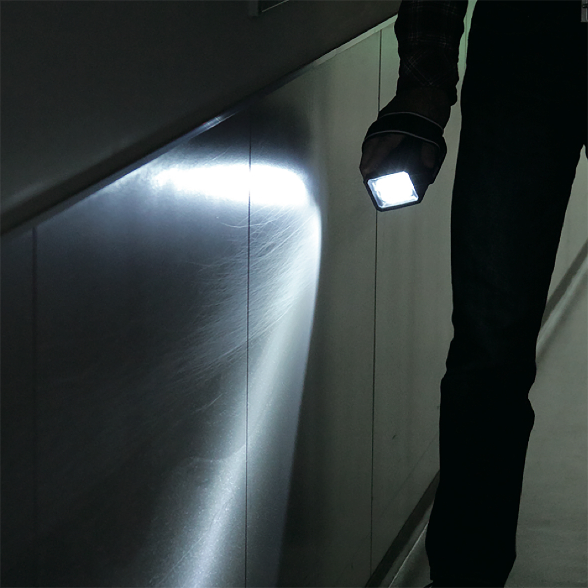 DML186-18V LED Flashlight