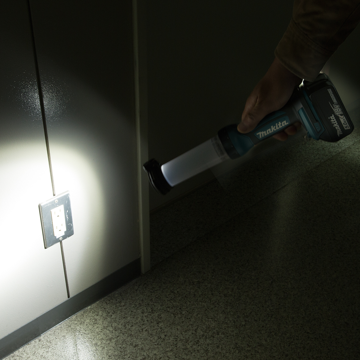 DML807-18V Mobile LED Jobsite Torch