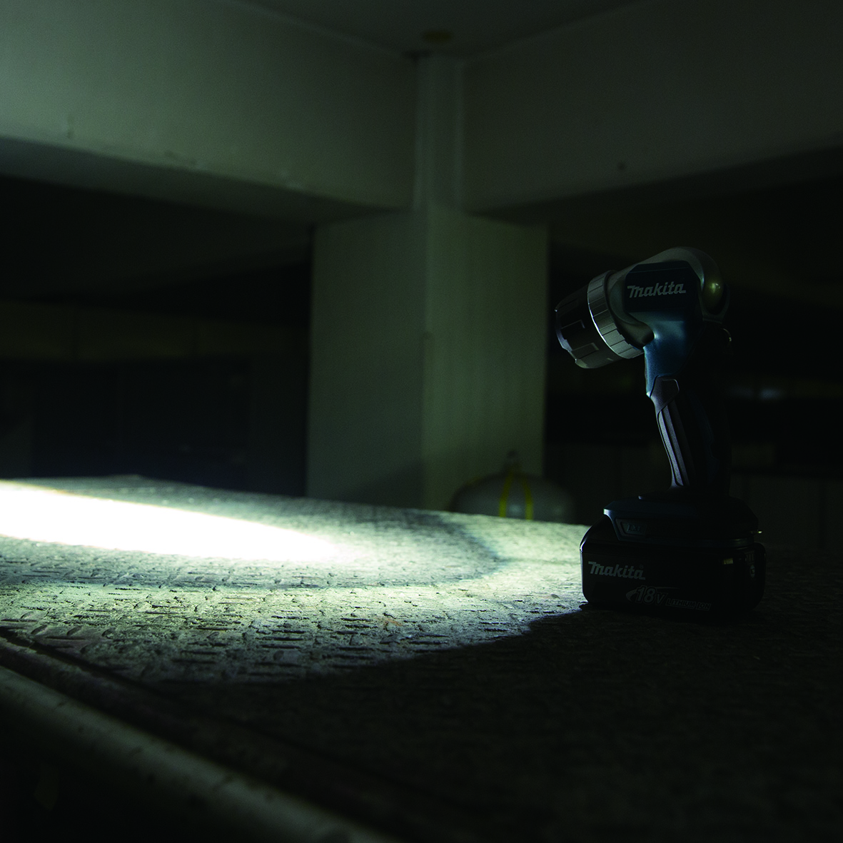 DML808-18V LED Flashlight