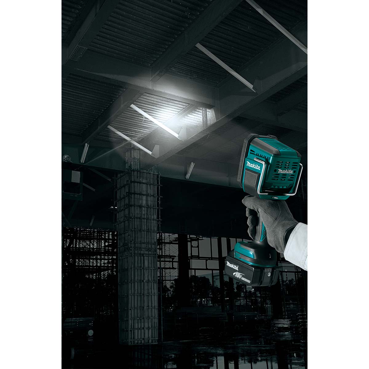DML812- 18V LED Long Distance Flashlight