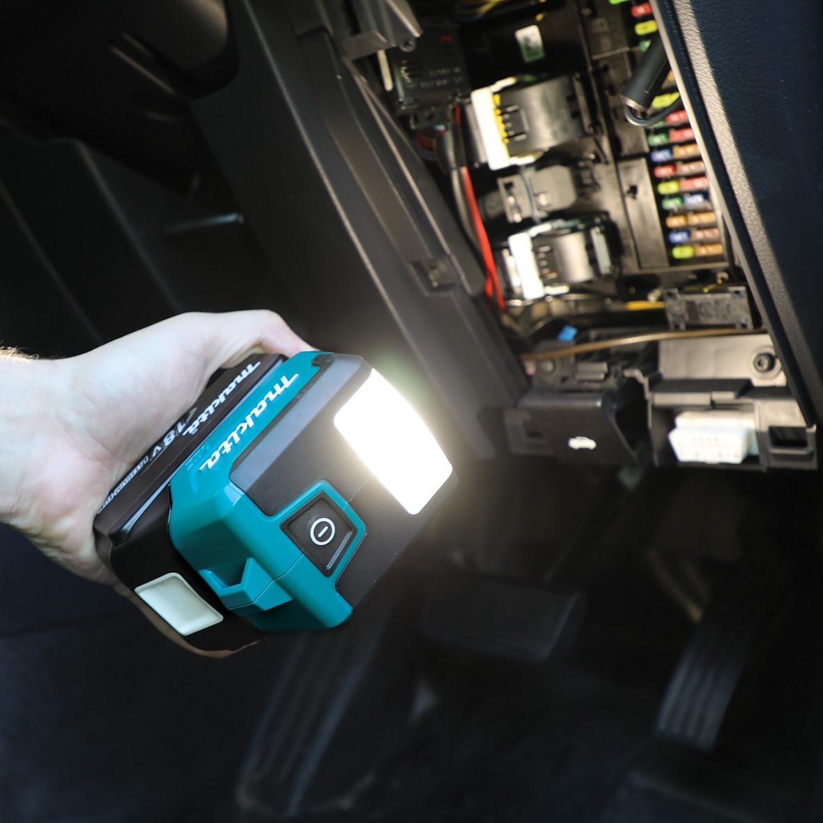 DML817-18V LED Compact Flashlight