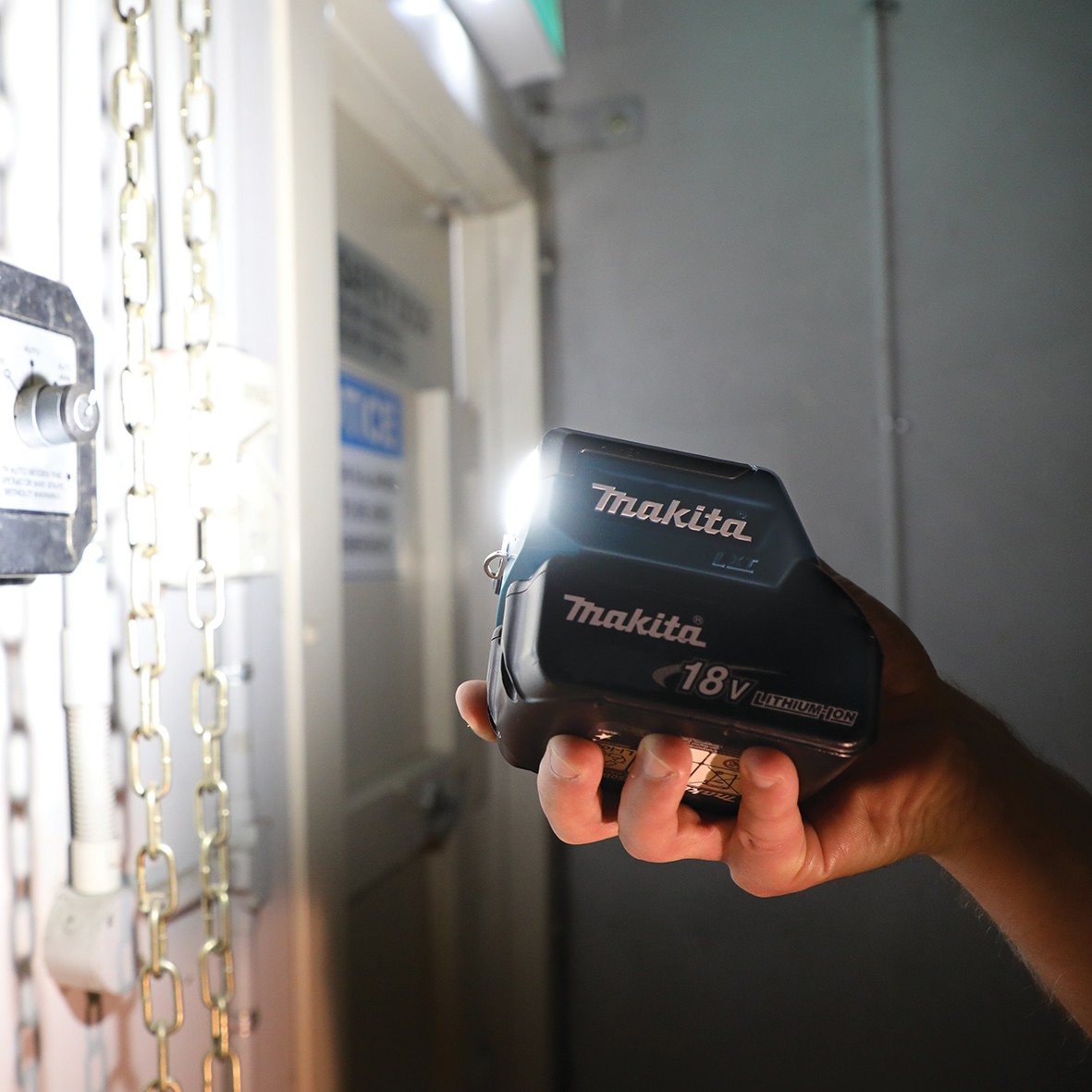 DML817-18V LED Compact Flashlight