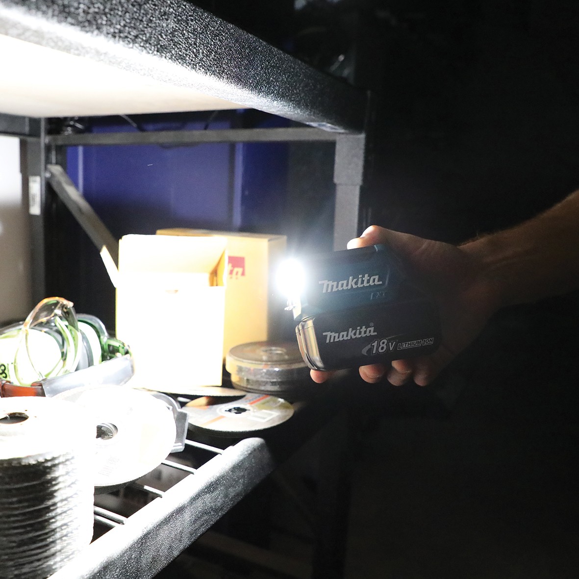 DML817-18V LED Compact Flashlight