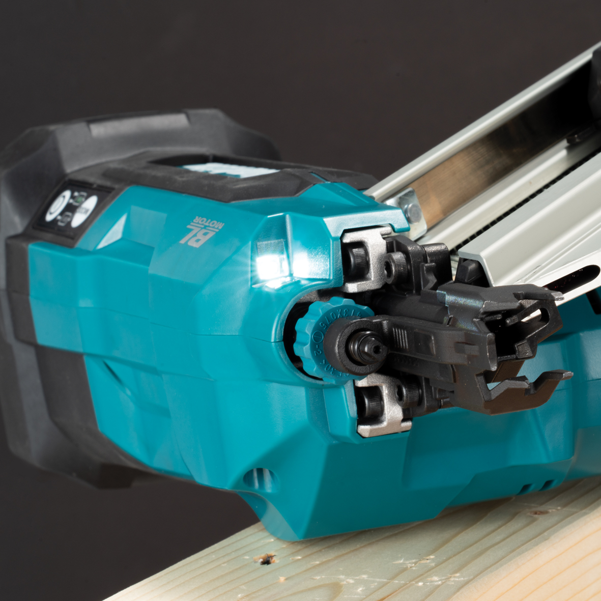 BN001GZ - 40V Max Brushless 90mm Framing Nailer