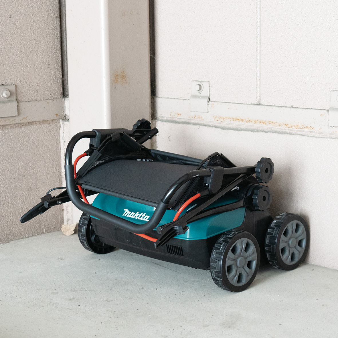 DUV320Z - 18V Brushless Lawn Scarifier