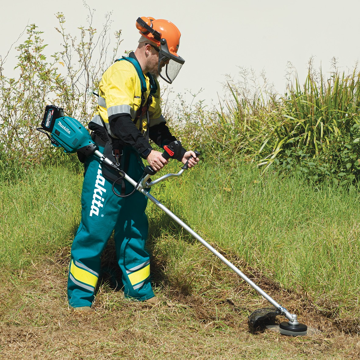 UR013GT202-40V Max Brushless Brushcutter Kit