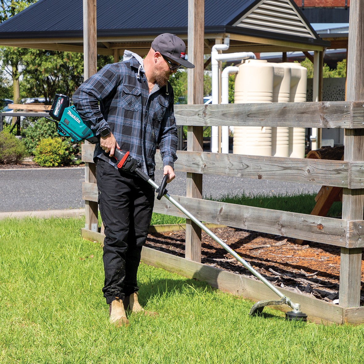 UR014GT201-40V Max Brushless Line Trimmer Kit