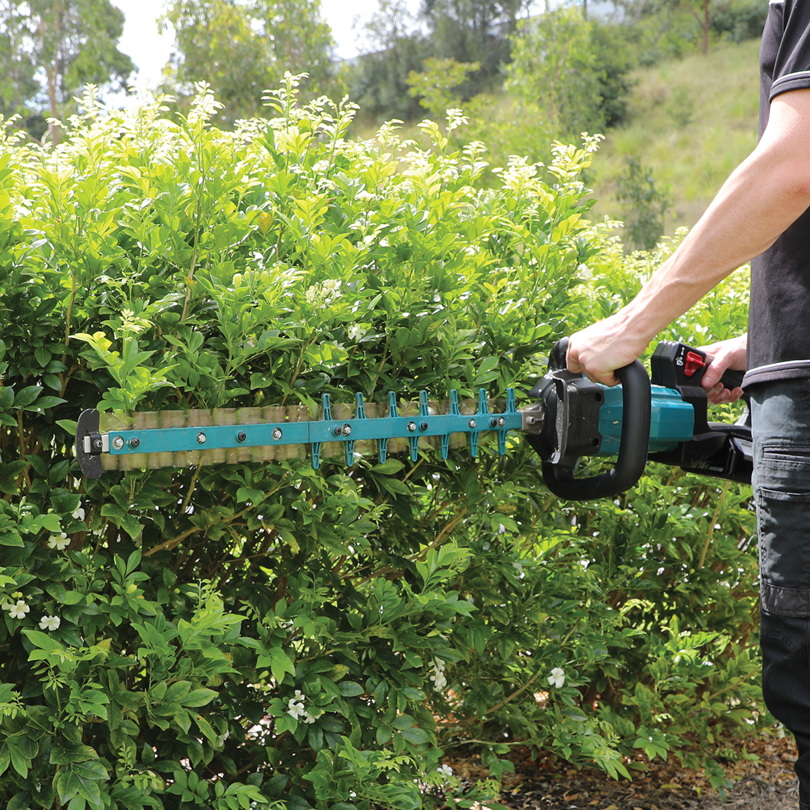 DUH602Z-18V Brushless Hedge Trimmer 600mm