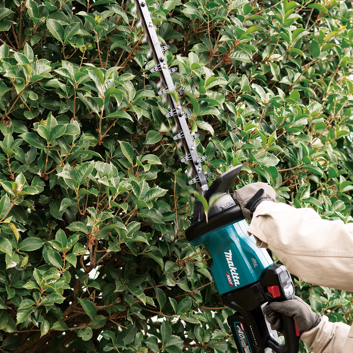UH007GZ- 40V Max Brushless 750mm Hedge Trimmer